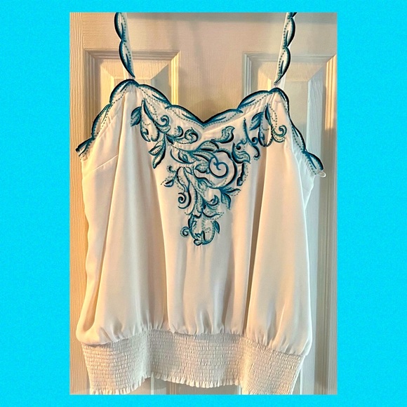 WHITE HOUSE BLACK MARKET White with Turquoise Embroidered Flowers Top - Picture 2 of 10
